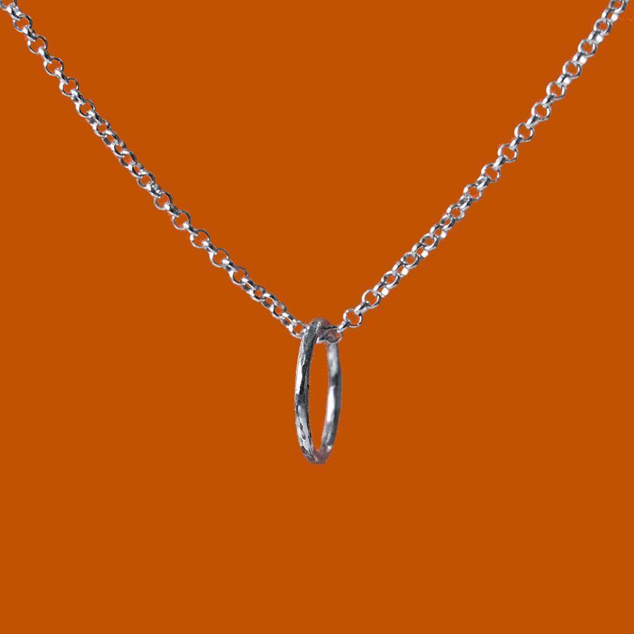 Colgante de plata Beat HOOP. Colgante de plata formado por una fina cadena y un aro creado a través de la técnica de martelé con a que obtenemos ciertos puntos de brillo.